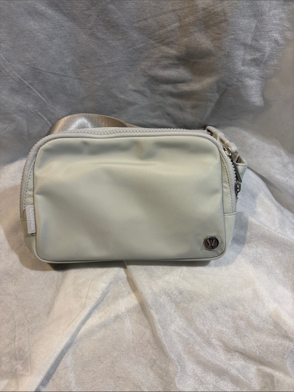 Lululemon Everywhere Belt Bag Silver 2L Drop NWOT.    #49